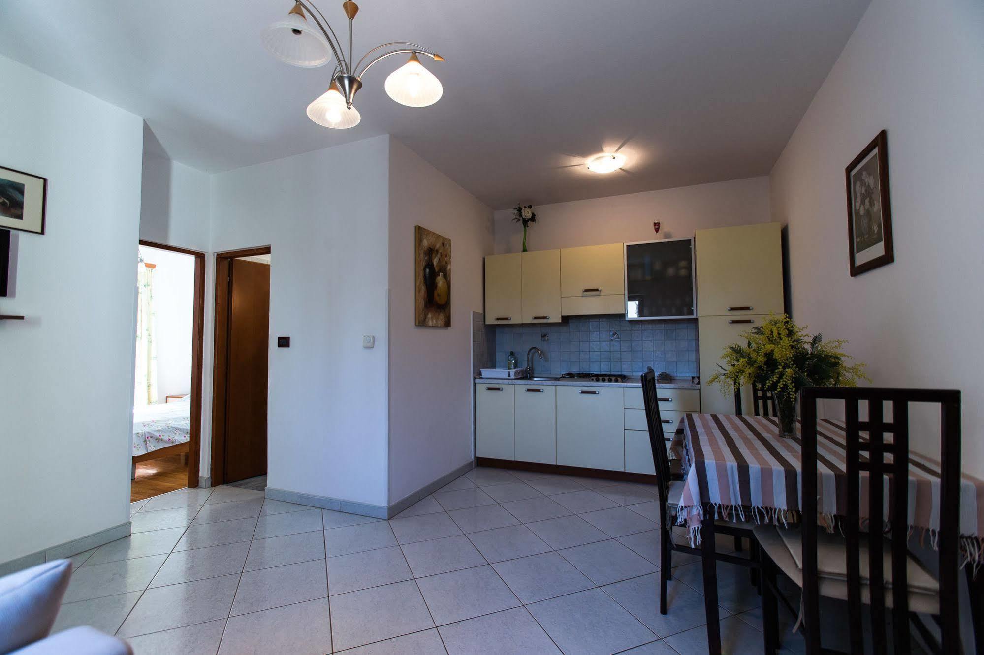 Apartments Villa Mara Ровин Екстериор снимка