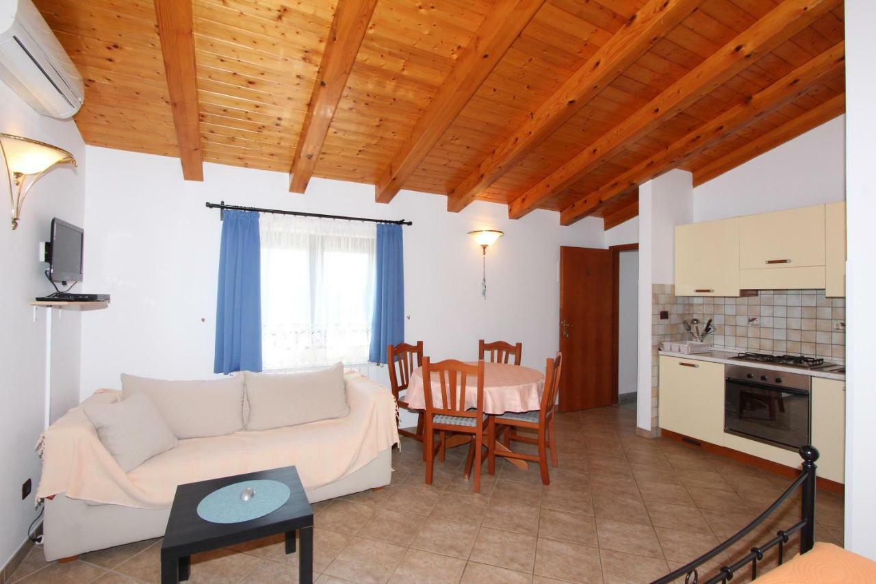 Apartments Villa Mara Ровин Екстериор снимка