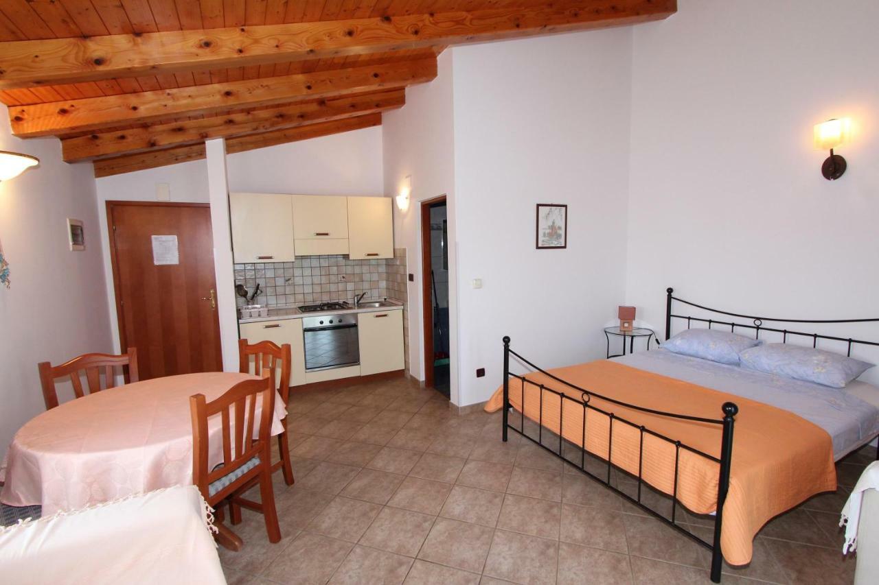 Apartments Villa Mara Ровин Екстериор снимка